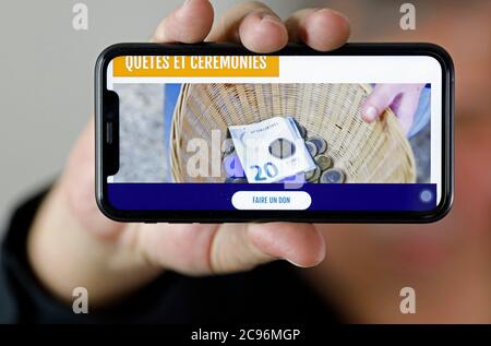Collecte de fonds sur un smartphone pour l'église catholique. France. Banque D'Images