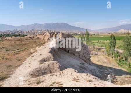 La vue de l'ancienne ville en ruines Koshoy Korgon et le mur de la ville en argile au Kirghizistan Banque D'Images