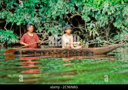 INDIOS YANOMAMI, TRIBU IRONAVI, CANOË SUR BRAZO CASIQUIAIRE, AMAZONAS, VENEZUELA Banque D'Images