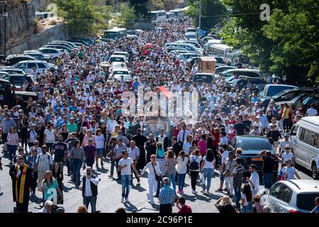 Procession chrétienne dans la ville d'Annaya, au nord du Liban, de l'ermitage au monastère de Saint Maroun. Banque D'Images