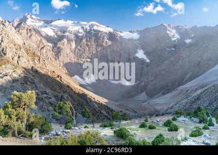 La vue sur le domaine de Pamir et le camping paisible sur le lac Kulikalon dans les montagnes de Fann au Tadjikistan Banque D'Images