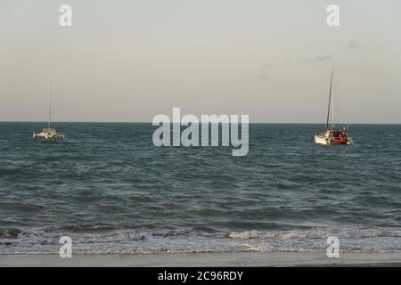 Deux catamaran amarrés dans la mer à Hervey Bay, Australie Banque D'Images