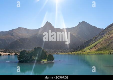 La vue sur le domaine de Pamir et le camping paisible sur le lac Kulikalon dans les montagnes de Fann au Tadjikistan. Reflet coloré dans un lac de glace pure. Banque D'Images