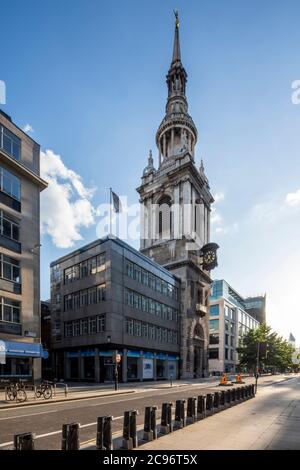 Vue verticale en regardant vers le sud-ouest sur Cheapside, avec une vue oblique de l'élévation est, à l'ombre, la flèche atteint pour le ciel parmi le RIS bas Banque D'Images