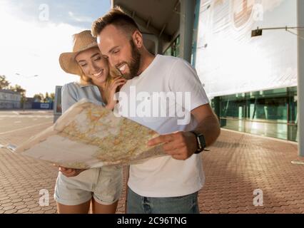 Deux touristes regardant la carte ensemble Banque D'Images