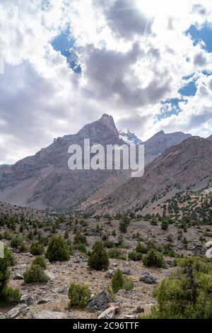 La belle route de trekking de montagne avec ciel bleu clair et collines rocheuses dans les montagnes Fann au Tadjikistan Banque D'Images