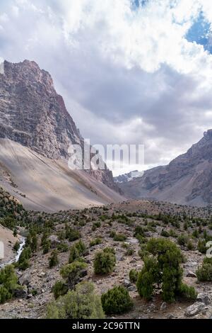 La belle route de trekking de montagne avec ciel bleu clair et collines rocheuses dans les montagnes Fann au Tadjikistan Banque D'Images