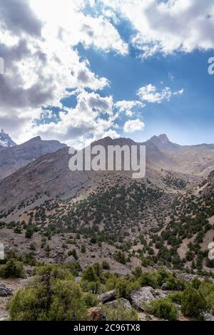 La belle route de trekking de montagne avec ciel bleu clair et collines rocheuses dans les montagnes Fann au Tadjikistan Banque D'Images