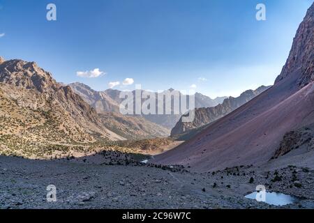 La vue magnifique sur le ciel bleu et le sommet de la montagne enneigée près du lac Alaudin dans les montagnes Fann au Tadjikistan Banque D'Images