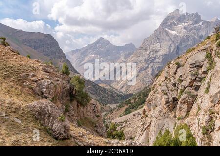 La belle vue du ciel bleu et du sommet de la montagne de neige près du sommet de Kaltsit dans les montagnes de Fann au Tadjikistan Banque D'Images