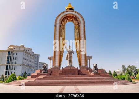 La place centrale dans la capitale du Tadjikistan - Douchanbé. La statue du héros national - recherche Résultats du Web Ismoil Somoni Banque D'Images