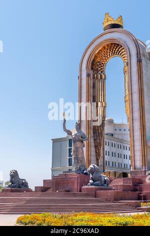 La place centrale dans la capitale du Tadjikistan - Douchanbé. La statue du héros national - recherche Résultats du Web Ismoil Somoni Banque D'Images