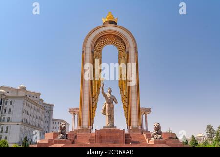 La place centrale dans la capitale du Tadjikistan - Douchanbé. La statue du héros national - recherche Résultats du Web Ismoil Somoni Banque D'Images