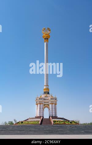 Le Monument de l'indépendance à l'intérieur du parc Rudaki, dans la capitale du Tadjikistan, Douchanbé Banque D'Images