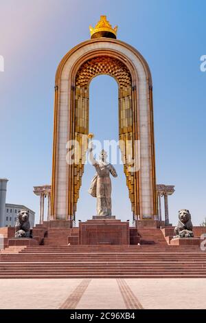 La place centrale dans la capitale du Tadjikistan - Douchanbé. La statue du héros national - recherche Résultats du Web Ismoil Somoni Banque D'Images