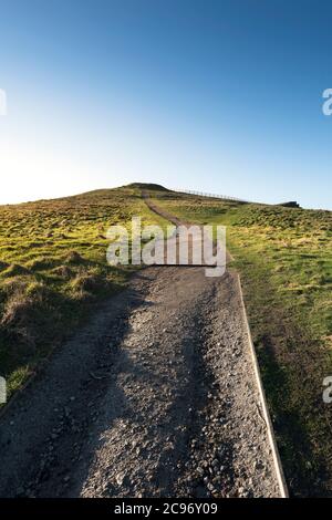 Un sentier menant aux vestiges d'une rangée ronde du début de l'âge du bronze au sommet de Porth Island Trevelgue Head à Newquay, à Cornwall. Banque D'Images