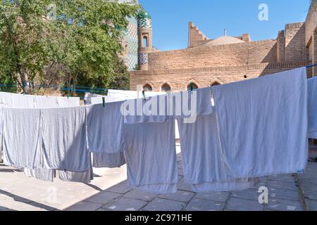 La corde à linge dans la petite cour intérieure ouzbek de Khiva Banque D'Images