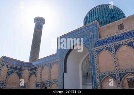 Extérieur de l'ancien tombeau ouzbek - Amir Temur maqbarasi, Go‘ri Amir en Ouzbékistan. Banque D'Images