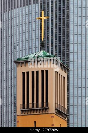 Clocher de l'église Matthew devant la façade moderne en aluminium de la tour de bureaux Pollux, Allemagne, Hesse, Francfort-sur-le-main Banque D'Images