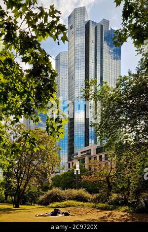 Personnes dans le parc Taunusanlage devant le siège du Groupe Deutsche Bank, Allemagne, Hesse, Francfort-sur-le-main Banque D'Images