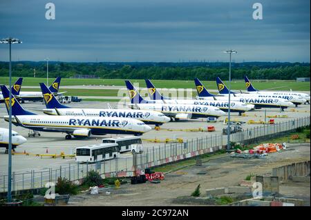 Ryanair avions à l'aéroport de Stansted ce matin après que la compagnie a annoncé des pertes, lundi 27 juillet 2020. Banque D'Images