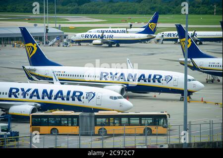 Ryanair avions à l'aéroport de Stansted ce matin après que la compagnie a annoncé des pertes, lundi 27 juillet 2020. Banque D'Images