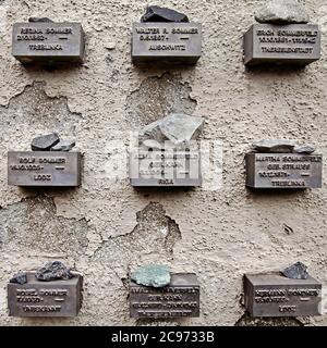 tablettes commémoratives pour les Juifs de Francfort pendant le troisième Reich, cimetière juif Batton Street, Allemagne, Hesse, Francfort-sur-le-main Banque D'Images