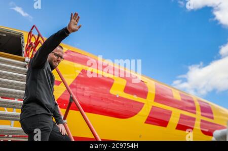 Schkeuditz, Allemagne. 29 juillet 2020. André Haber, entraîneur du club de handball SC DHfK, se déporte du gangway d'un avion cargo sur la touche d'une conférence de presse au sponsor DHL. Le club travaille sur un retour des fans à la salle. Pour y parvenir, le club prévoit d'admettre des spectateurs lors de matchs d'essai et d'augmenter lentement la capacité. Credit: Jan Woitas/dpa-Zentralbild/dpa/Alay Live News Banque D'Images