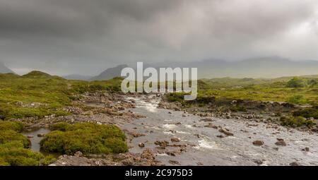 La rivière Sligachan à écoulement rapide sur l'île de Skye dans les Highlands écossais, lors d'une journée orageux et nuageux en Écosse Banque D'Images