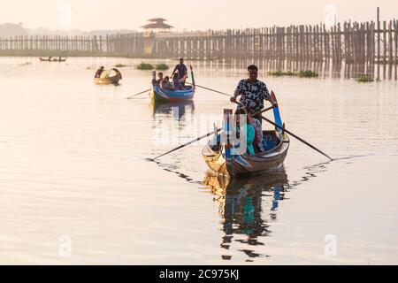 Mandalay/Myanmar-6 octobre 2019 : les touristes sont en gondole pour visiter le pont U Bein, le plus long pont de teck au monde. Banque D'Images