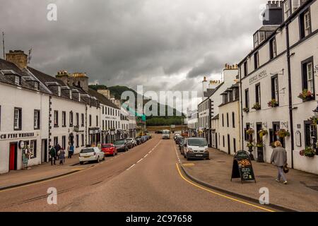 Inveraray, Écosse - 14 juillet 2016 : la rue principale de la côte ouest de l'Écosse ville d'Inverarary le jour d'été nuageux à Argyll, Écosse Banque D'Images