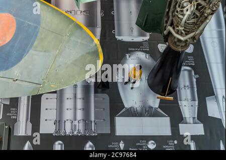 Londres, Royaume-Uni. 29 juillet 2020. IWM London dévoile une toute nouvelle œuvre d'art de l'artiste international ai Weiwei. C'est la première occasion pour sa nouvelle œuvre d'art, Histoire des bombes, commandée par IWM pour sa saison des réfugiés. L'exposition coïncide avec la réouverture d'IWM Londres le 1er août 2020, après trois mois de fermeture due au coronavirus et incorpore 50 bombes à grande échelle, de la première Guerre mondiale à nos jours. Il est spécifique au site et couvre les planchers et les murs de l'Atrium, s'étendant sur plus de 1,000 pieds carrés. Crédit : Guy Bell/Alay Live News Banque D'Images