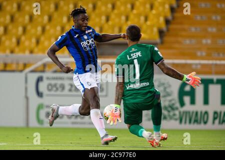 28 juillet 2020, Parme, Italie: parme, Italie, , 28 juillet 2020, Duvan Zapata (Atalanta) tiro e parata di Luigi Sepe (Parme Calcio) pendant Parme vs Atalanta - série italienne UN match de football - Credit: LM/Francesco Scaccianoce (Credit image: © Francesco Scaccianoce/LPS via ZUMA Wire) Banque D'Images