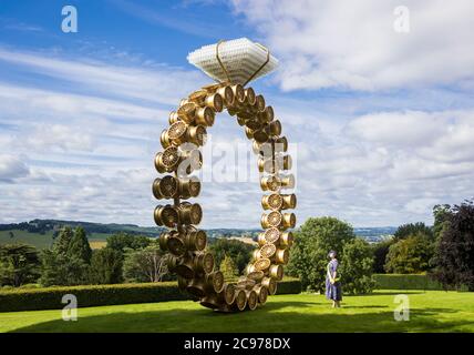 L'employé du Yorkshire Sculpture Park (YSP) Kirsty Fountain voit un travail intitulé « Solitaire » par l'artiste Joana Vasconcelos, lors d'une séance photo au YSP à Wakefield, dans le Yorkshire, qui rouvre aujourd'hui après avoir été fermé depuis le début du confinement du coronavirus. Banque D'Images