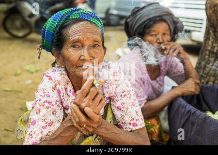Bagan/Myanmar-5 octobre 2019: Les femmes âgées birmanes sont assises et fument, faites d'herbes locales qui sont populaires auprès du peuple birman. Banque D'Images