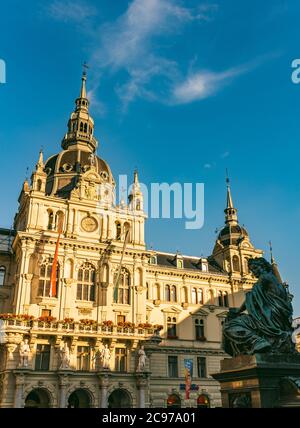 Graz, Autriche - 13.07.2020: Vue sur l'hôtel de ville depuis la place de la ville de Graz. Voyager en Autriche Banque D'Images