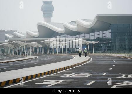 (200729) -- NANJING, le 29 juillet 2020 (Xinhua) -- la photo prise le 29 juillet 2020 montre l'extérieur du terminal 1 de l'aéroport international de Nanjing Lukou à Nanjing, dans la province de Jiangsu en Chine orientale. Le terminal 1 de l'aéroport a été mis en service mercredi après rénovation. Et la capacité annuelle des deux terminaux de l'aéroport atteint 50 millions de passagers. (Xinhua/Ji Chunpeng) Banque D'Images