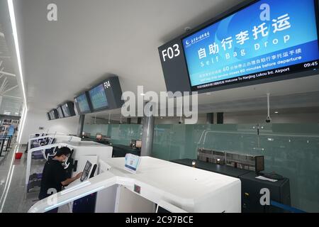 (200729) -- NANJING, le 29 juillet 2020 (Xinhua) -- UN membre du personnel teste l'équipement au comptoir d'enregistrement des bagages en libre-service du terminal 1 de l'aéroport international de Nanjing Lukou à Nanjing, dans la province de Jiangsu, en Chine orientale, le 29 juillet 2020. Le terminal 1 de l'aéroport a été mis en service mercredi après rénovation. Et la capacité annuelle des deux terminaux de l'aéroport atteint 50 millions de passagers. (Xinhua/Ji Chunpeng) Banque D'Images