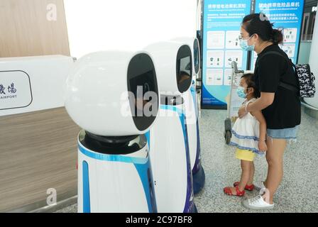 (200729) -- NANJING, le 29 juillet 2020 (Xinhua) -- UN enfant regarde des robots dans le terminal 1 de l'aéroport international de Nanjing Lukou à Nanjing, dans la province de Jiangsu en Chine orientale, le 29 juillet 2020. Le terminal 1 de l'aéroport a été mis en service mercredi après rénovation. Et la capacité annuelle des deux terminaux de l'aéroport atteint 50 millions de passagers. (Xinhua/Ji Chunpeng) Banque D'Images