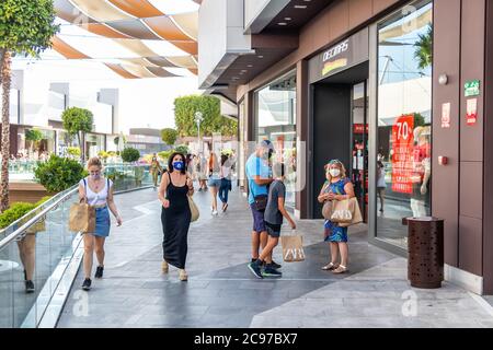 Huelva, Espagne - 27 juillet 2020: Personnes magasiner dans le centre commercial Holea, portant des masques protecteurs ou médicaux pour le visage en raison du coronavirus Covid-19. Nouvelle normale dans SPAI Banque D'Images