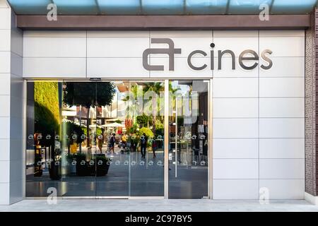 Huelva, Espagne - 27 juillet 2020 : cinéma de marque Artesiete dans le centre commercial Holea. Banque D'Images