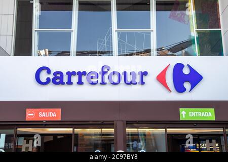 Huelva, Espagne - 27 juillet 2020 : logo Carrefour au-dessus de l'entrée du magasin dans le centre commercial Holea. Carrefour S.A. est une société multinationale française Banque D'Images