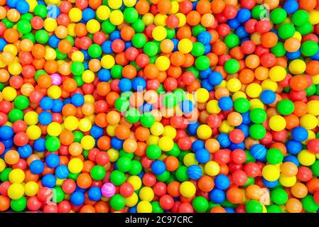 Balles multicolores dans une attraction pour enfants. Texture de fond des boules de mousse colorées Banque D'Images