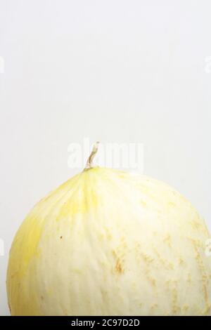 Gros plan vertical d'un melon non coupé sur un blanc arrière-plan Banque D'Images