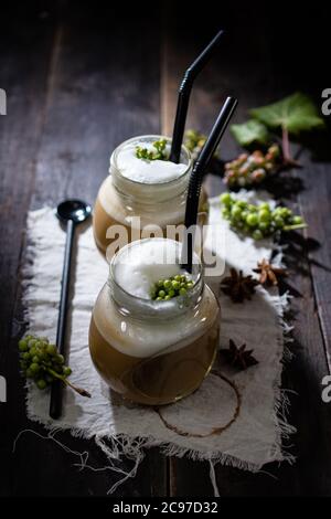 Café du matin en pots.Cappuccino aromatique.style campagnard.nourriture et boissons saines. Banque D'Images