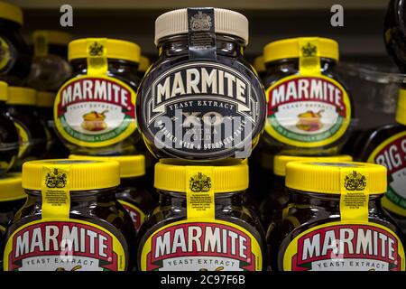 Marmite XO (extra vieux) est en vente aujourd'hui. Lancée pour la première fois en édition limitée il y a près d'une décennie, la version XO a été très mûre pendant 28 jours. Banque D'Images