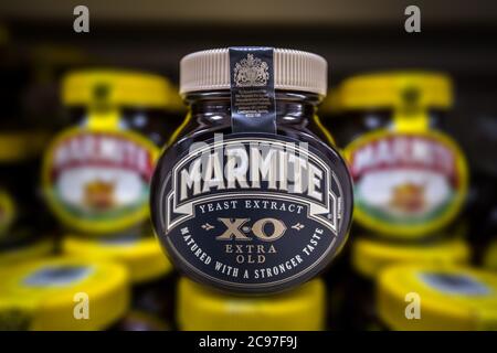 Marmite XO (extra vieux) est en vente aujourd'hui. Lancée pour la première fois en édition limitée il y a près d'une décennie, la version XO a été très mûre pendant 28 jours. Banque D'Images