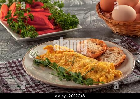 Omelette française fraîche avec légumes frais. Plats végétariens Banque D'Images