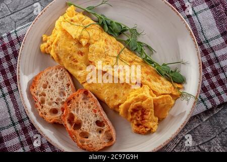 Omelette française fraîche avec légumes frais. Plats végétariens Banque D'Images