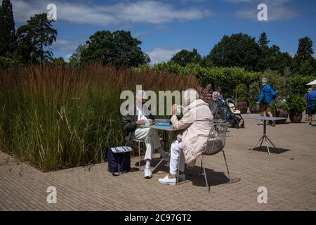 Des restrictions de distance sociale sont en place à RHS Wisley, alors que le jardin horticole s'ouvre de nouveau au public après les restrictions de verrouillage du coronavirus. Banque D'Images